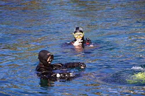 Diver-leaves-by-Diving-Boat-at-the-surface-feture