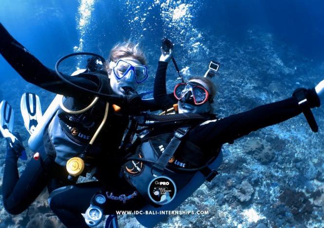 two girls learn scuba diving